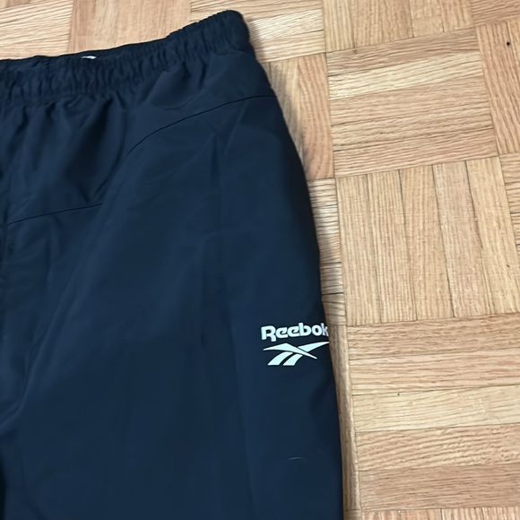 Windbreaker style black Reebok track pants - Picture 2 of 6